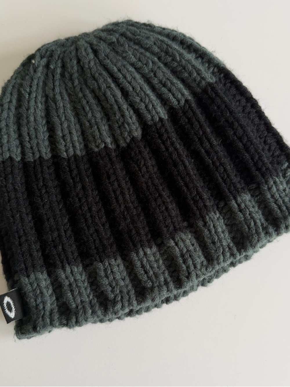 Oakley Knit Beanie Gray and Black Soft Warm beanie Unisex EUC